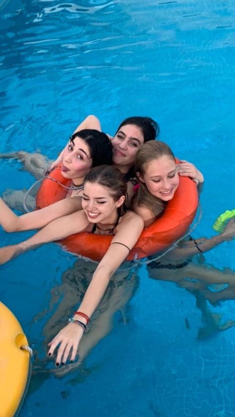 Waterpark Pics With Friends, Friends Pool Pictures, Waterpark Aesthetic Friends, Waterpark With Friends, Water Park With Friends, Swimming Pool Pictures With Friends, Pool Photos With Friends, Pool Pics With Friends, Pool With Friends