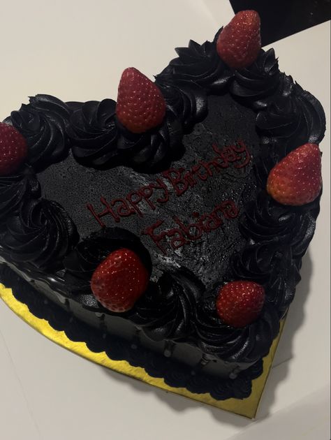 Gothic Heart Shaped Cake, Black Cake With Strawberries, Goth Birthday Cake Aesthetic, Goth Heart Cake, Cakes 19th Birthday, Goth Cake Ideas, Emo Cakes Birthdays, Emo Birthday Cake, Goth Cake Birthday