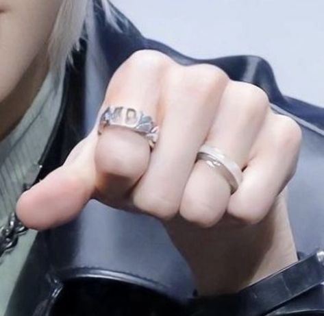 Hyunlix Ring Couple, Svt Group Ring, Hyunjin And Felix Rings, Hyunlix Rings, Gucci Rings, Sketch Style, Kpop Group, Wire Rings, Matching Rings