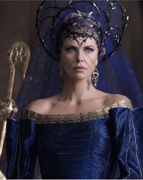 Queen Ravenna, Snow White And The Huntsman, Colleen Atwood, The Huntsman, Evil Queens, Queen Aesthetic, Royalty Aesthetic, Fairytale Fashion, Medieval Costume