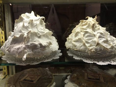 14 Restaurants In Kentucky With The Best Desserts Mile High Pie, Patti's 1880's Settlement, Kentucky Restaurants, Bardstown Kentucky, The Best Desserts, Great Meals, Best Desserts, Mile High, Fun Desserts