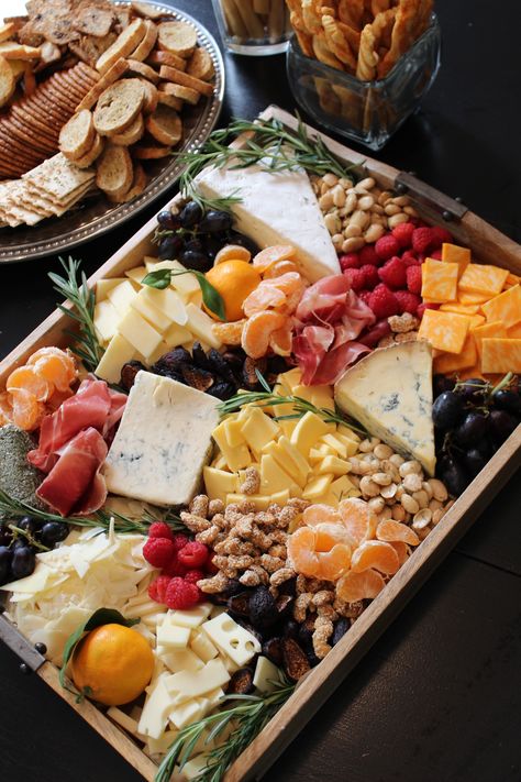 Look at this amazing rustic cheese and fruit tray... Cheese And Fruit Tray, Beverage Bars, Dinner Design, Cheese And Fruit, Recipes Fish, Thanksgiving 2024, God Mat, Cheese Boards, Snacks Für Party