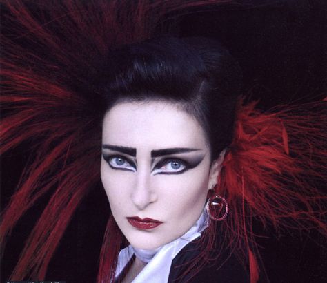 This is Siouxsie Sioux. | BEAUTY DARE: Siouxsie Sioux Eyeliner Glitter No Rosto, Maquillage Goth, 80s Goth, 80s Makeup, Siouxsie Sioux, 80s Punk, Punk Makeup, Behind Blue Eyes, Fashion 80s