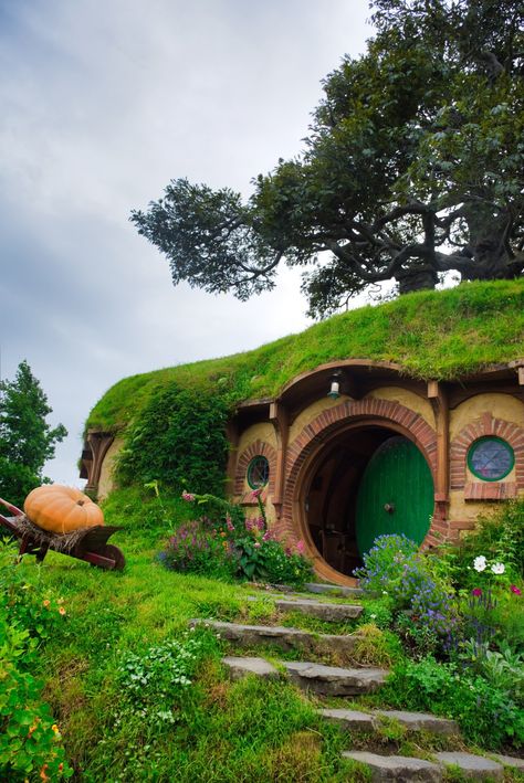 The Hobbit House Bilbo Baggins, Bilbos Hobbit Hole, Bilbo Baggins Hobbit Hole, Hobbit Hole Lord Of The Rings, Bilbo Hobbit Hole, Hobbit House Art, Bilbos House, Bilbo Baggins Aesthetic, Hobbit House Aesthetic