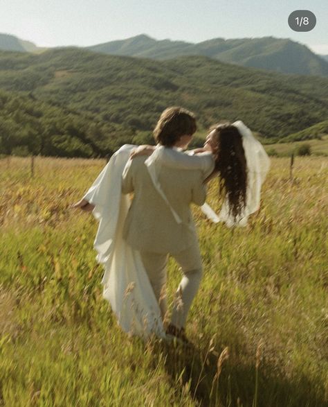 Field Elopement Photos, Field Wedding Dress, Weddings In Fields, Wedding Woods Forest, Overgrown Garden Wedding, Fairy Wedding Photoshoot, Flower Field Wedding Photos, Field Wedding Pictures, Sunrise Wedding Photos