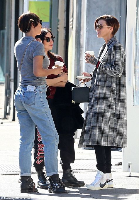 Friends! Ruby Rose and Jackie Cruz were free as can be for a casual hangout in New York City on Friday afternoon Stella Carlin, Ruby Rose Style, Looks Kylie Jenner, Tattoed Women, Lower East Side, Rose Style, Orange Is The New Black, Cup Of Joe, Star Ruby