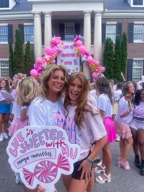 #universityoftennessee #rush #phimu #bidday #biddaypictures Sorority Recruitment Themes, Sorority Rush Themes, Recruitment Themes, Big Little Basket, Sorority Banner, Rush Week, Preppy College, Big Lil, Bid Day Themes