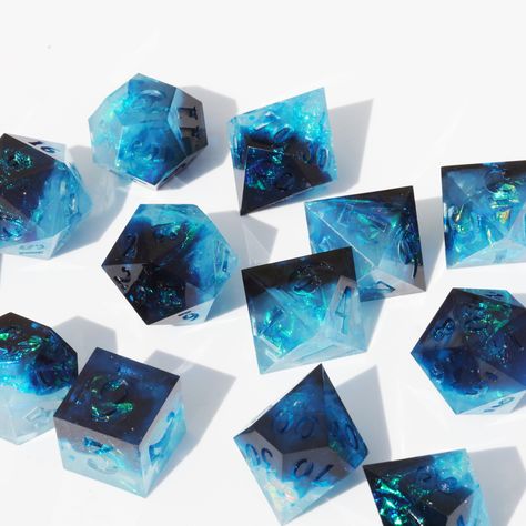 Halfling Rogue, Dice Ideas, Cool Dnd Dice, Icewind Dale, Dnd Crafts, Dungeons And Dragons Dice, Chaotic Neutral, Pretty Rocks, Dnd Dice