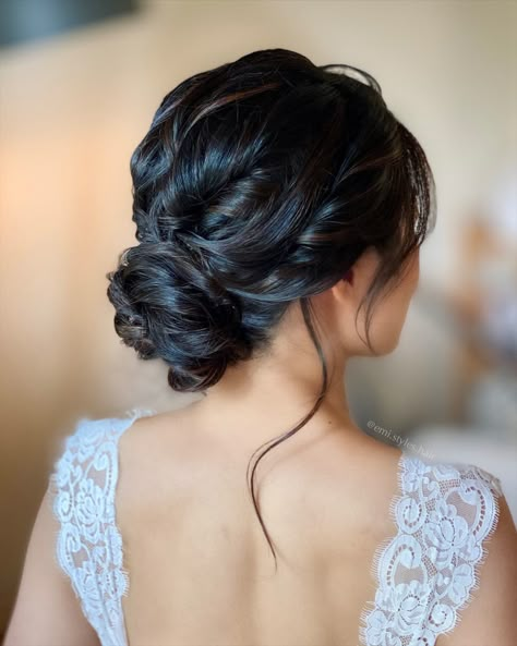 The messy, soft curls on this low bun really bring the whole hairstyle to life. Textured wedding updos are a great choice for brides with Asian hair and dark hair colours because they add a lot of dimension through light and shadow. Hairstyles For Asian Hair, Asian Hair Updo, Low Bun Wedding Hair, Asian Bridal Hair, Asian Long Hair, Wedding Updos, Hairdo Wedding, Bridal Hair Updo, Bridesmaid Hair Updo