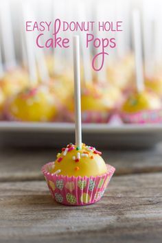 If you need to make cake pops in a hurry, this is the way to go! #cakepops #donutholes #easyrecipes #dessert Donut Hole Cake, Easy Donut Holes, Make Cake Pops, Easy Donuts, Birthday Donuts, Birthday Cake Pops, Baby Shower Cake Pops, Cake Pops How To Make, Cake Pop Recipe