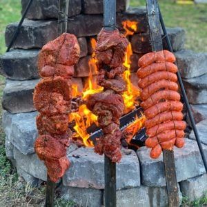 Fire Cooking Recipes, Flap Steak, Over The Fire Cooking, How To Cook Brisket, Grilling Guide, Cooking Over Fire, Grilling Ideas, Fire Pit Cooking, Open Fire Cooking