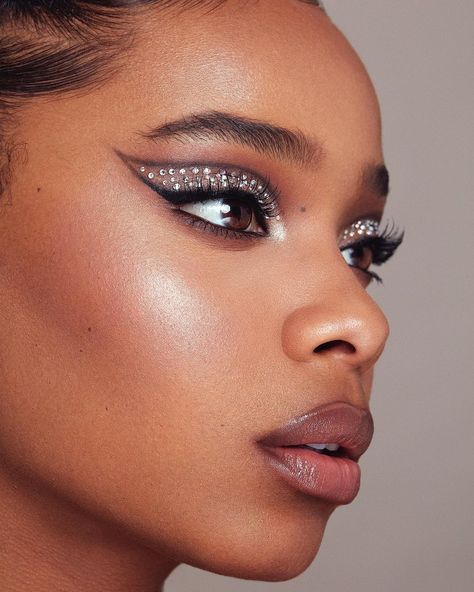 Concert Makeup Looks, Beyonce Makeup, Dramatic Eyeliner, Silver Eye Makeup, Concert Makeup, Silver Makeup, Rhinestone Makeup, Show Makeup, High Fashion Makeup