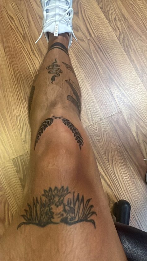 tattoo knee Knee Tattoo Simple, Knee Cap Tattoo Men, Knee Cap Tattoo, High Fashion Streetwear, Knee Cap, Top Ranking, Knee Tattoo, Streetwear Style, Fashion Top