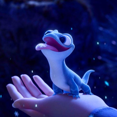 Disney Mignon, Cute Lizard, Cute Disney Characters, Frozen Wallpaper, Disney Wiki, Disney Phone Wallpaper, Cute Disney Wallpaper, Character Wallpaper, Frozen 2