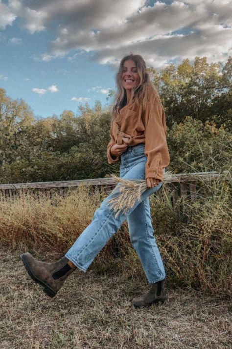 How To Style Blundstones With Jeans, Jeans And Blundstones Outfit, Blind Stone Outfit, Blundstone Fashion Woman, Blundstone Western Outfit, Blundstone Women Outfit Spring, Blundstone 500 Women Outfit, Bavarian Outfit Women, Blundstone Outfit 2023