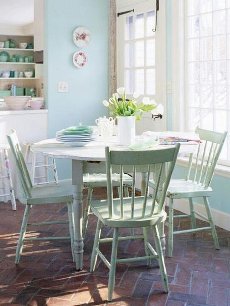 Love this, so light Dining Room Table And Chairs, Shabby Chic Decorating, Cocina Shabby Chic, Spring Tide, Cottage Dining Rooms, Dining Room Makeover, Chic Spaces, Kitchen Nook, Chic Kitchen