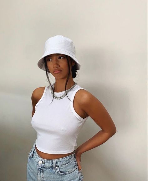 Bucket Hat And Shorts Outfit, White Bucket Hat Outfit Summer, White And Denim Outfits Photoshoot, White Bucket Hat Outfit, Cute Outfits With Hats, White Shorts Outfit, Athleisure Outfits Summer, Bucket Hat Outfit, Hat Outfit