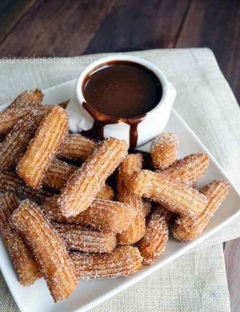 Churros con salsa de chocolate www.pizcadesabor.com Makanan Diet, Think Food, Food Goals, Food Obsession, Cafe Food, Yummy Food Dessert, High Tea, Pretty Food, I Love Food