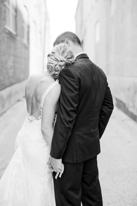 Classic Neutral Wedding, Wedding Photo List, Bride Groom Poses, Wedding Portrait Poses, Bride Groom Photos, Wedding Couple Photos, Wedding Photoshoot Poses, Wedding Picture Poses, Bridal Pictures