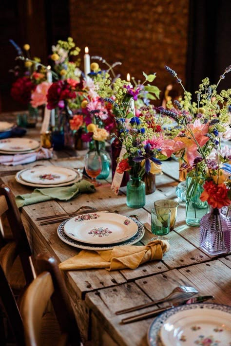 Wild Flower Wedding Table Setting, Eclectic Wedding Colors, Multicolor Wedding Decor, Eclectic Wildflower Wedding, Romantic Wildflower Wedding, Simple Garden Party Wedding, Wedding Table Decorations Spring, Thrifted China Wedding, Eclectic Wedding Table Settings