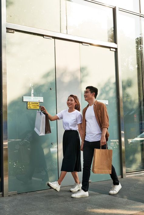 Premium Photo | Young happy couple with shopping bags in the city. Sports Campaign, Business Portrait Photography, Urban People, Outdoor Shopping, Couples Walking, Business Portrait, Couple Photoshoot Poses, Shopping Photography, Couples Images