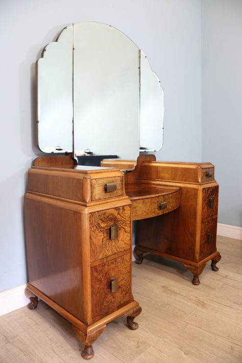 Art Deco Style! A Wonderful Drop Centre Dressing Table. | 836469 | Sellingantiques.co.uk Art Deco Makeup Vanity, Art Deco Makeup, Mid Century Dressing Table, Deco Dressing, Art Deco Dressing Table, Art Deco Vanity, 2022 Art, Art Deco Bedroom, Vintage Dressing Tables