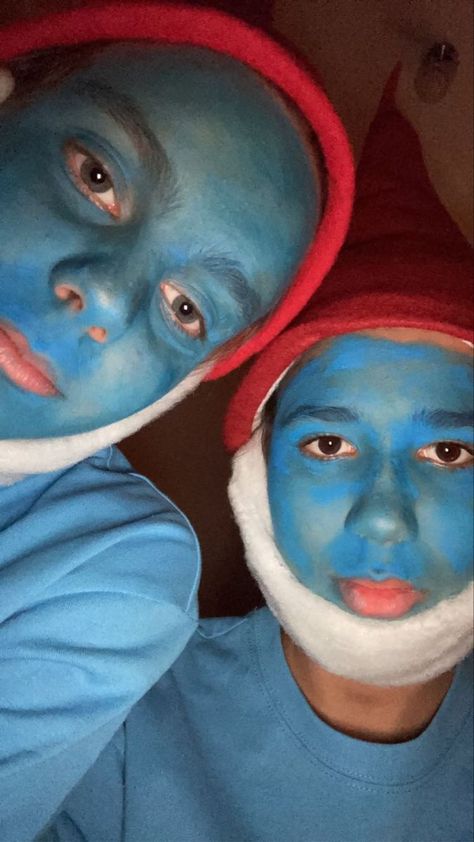 Funny Double Halloween Costumes, 2 Duo Halloween Costumes, Weird Duo Costumes, Halloween Costumes Smurf, Blue Characters Costume, Funny Duo Costumes Bff, Halloween Costumes 2022 Funny, Coustems Ideas For 2 People, Papa Smurf Costume