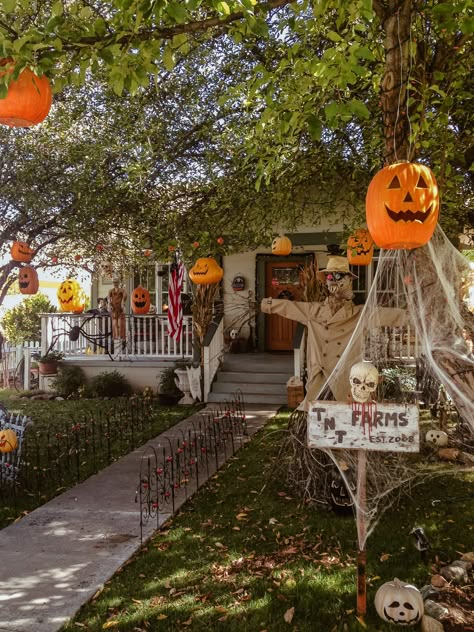 90s Halloween Decorations Outdoor, American Halloween Aesthetic, Halloween Decorations Aesthetic, Halloween In America, Halloween America, American Halloween, Halloween Usa, Pumpkin Lanterns, Fall Family Fun