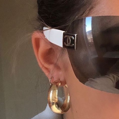 Sunglasses 2000s, Gold Jewelry Aesthetic, Jewelry Aesthetic, Trendy Sunglasses, Gold Jewelry, A Woman, Chanel, Sunglasses, Gold