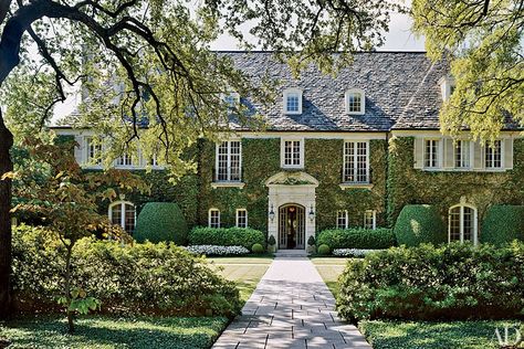 Architect Peter Marino updated this 1920s Dallas mansion and left much of the exterior intact but installed a limestone front door surround | archdigest.com Lots Of Windows, Casas Coloniales, Texas Homes, House Goals, Historical Romance, Pretty House, Newport Beach, Classic House, Architectural Digest