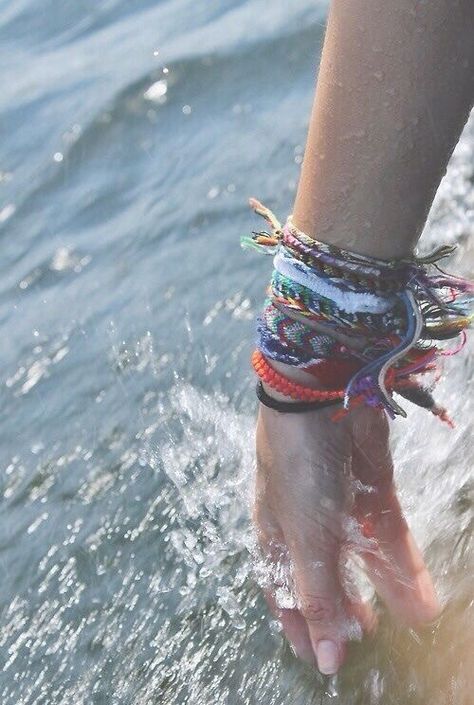 Surfergirl Style, Mode Shoes, Summer Bracelets, Trik Fotografi, Summer Feeling, Beach Bum, Beach Vibe, Summer Jewelry, Summer Of Love