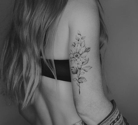 Flower Tricep Tattoo Women, Tricep Tattoos Women Simple, Female Tricep Tattoo, Floral Tricep Tattoo, Back Of Arm Flower Tattoo Women, Back Of Arm Tattoo Flower, Womens Tricep Tattoo, Tricep Flower Tattoo, Back Of Tricep Tattoo