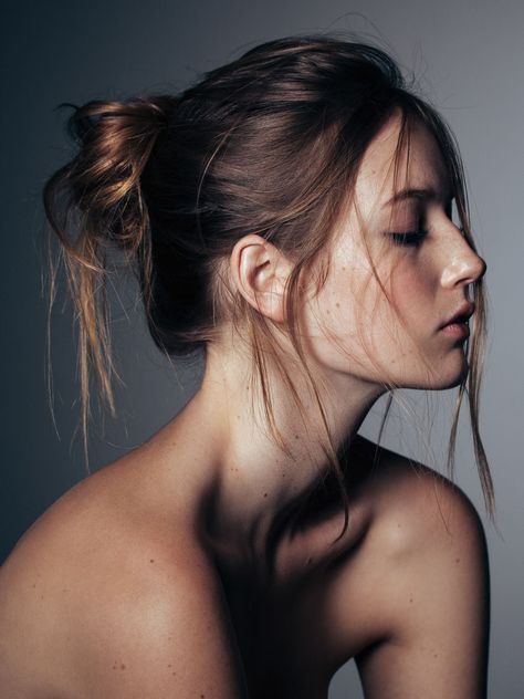 Lazy bun Outdoor Portrait, Beauty Mark, Face Photography, Female Portraits, Beauty Makeup Tips, Her Eyes, Foto Inspiration, Hair Envy, Portrait Inspiration