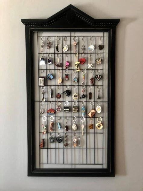 Keyring Display, Keychain Stand, Chain Display, Retail Visual Merchandising, Keychain Display, Display Retail, Travel Crafts, Collection Display, Display Wall