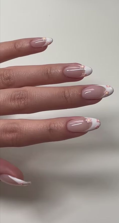 Summer Italy Nails 2024, College Nails Ideas Simple, European Nails Summer, Pretty French Tips, Italy Nails Aesthetic, Nails For France, Nails Design French Tip Ideas, Europe Vacation Nails, Simple Nail Inspo Almond