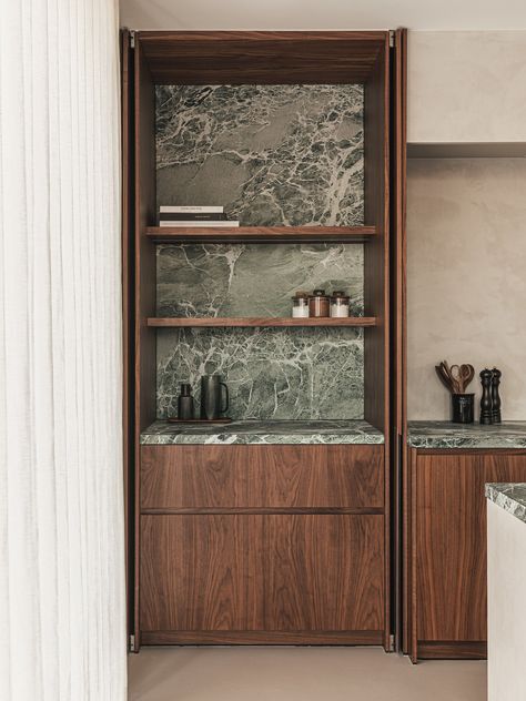 Wood Kitchen Shelf, Kitchen Design Details, Modern Wood Kitchen, Walnut Timber, Walnut Kitchen, Design Café, Kitchen Shelf, Coffee Corner, Counter Tops