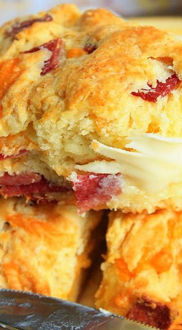 Bacon Cheddar Scones - original recipe had less cheese and bacon but also added onion. Bacon Cheddar Scones, Making Scones, Cheddar Scones, Breakfast Scones, Scones Recipe Easy, Pane Dolce, Cheese Scones, Savory Scones, Scones Recipe