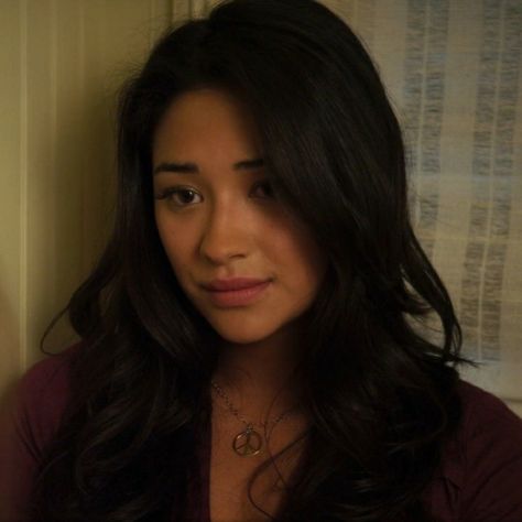 Emily Fields Hair, Emily Fields Icons, Emily Pretty Little Liars, Pll Cast, Female Actors, Emily Fields, Shay Mitchell, Character Aesthetic, Wet Hair