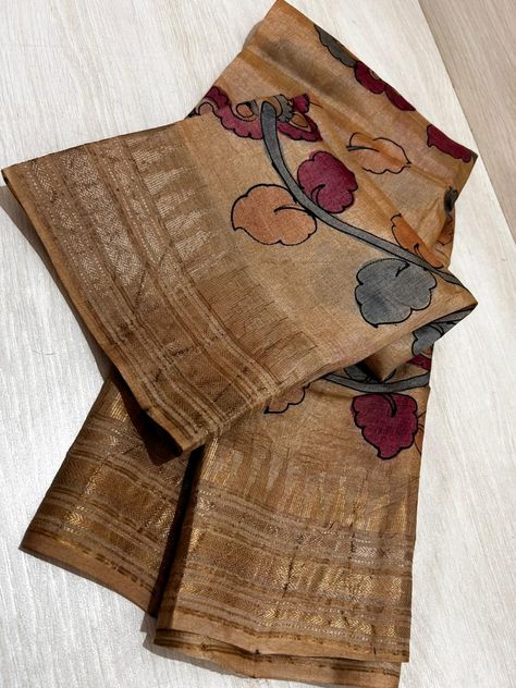 Kalamkari Hand Painted Tussar Silk. These sarees designed with tussar silk fabric with kalamkari hand painted with blouse. Tussar Saree Blouse Designs, Saree Painting Ideas, Tussar Kalamkari Saree, Kalamkari Blouse Designs, Pure Tussar Silk Saree, Siri Designers, Kalamkari Fabric, Kalamkari Blouse, Saree Painting