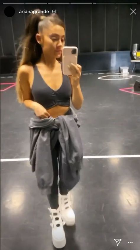 Ariana Grande Gym, Cropped Jacket Street Style, Ariana Grande Summer, Ariana Grande 2020, Ariana Grande Outfits Casual, Ariana Grande Bangs, Ariana Grande Grammys, Halloween Costume Easy, One Love Manchester