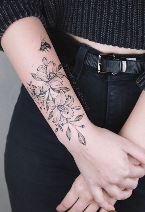 Mob Tattoo, Feminine Arm Tattoos, Wrap Around Wrist Tattoos, Lion Forearm Tattoos, Unique Wrist Tattoos, Unique Tattoos For Women, Wrap Tattoo, Animal Tattoo Ideas, Ear Tattoo Ideas