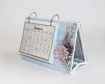 My Craft and Garden Tales: Table calendar with papers from Papirdesign Diy Desk Calendar, Small Calendar, Easel Calendar, Desk Calendar Pad, Table Calendar, Calendar Craft, Sac Diy, Trendy Diy, Diy Calendar