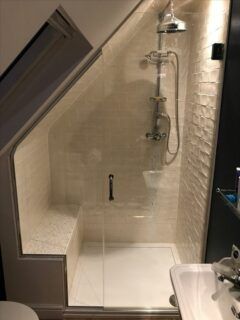 Scandinavian Bathrooms, Loft Ensuite, Attic Shower, Minimal Bathrooms, Boho Bathrooms, Small Attic Bathroom, Bathrooms Modern, Marble Bathrooms, Sivan Ayla