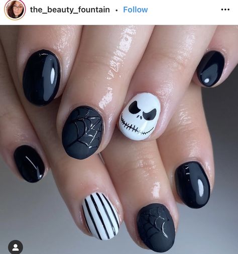 Pretty Nails Flowers, Hollowed Nails Short, October Nails Fall Short Black, Dip Nail Halloween Ideas, Short Natural Nail Halloween Designs, Halloween Nails Shorts, Nightmare Before Christmas Simple Nails, Halloween Gel Nail Art, Halloween Manicure Ideas For Short Nails