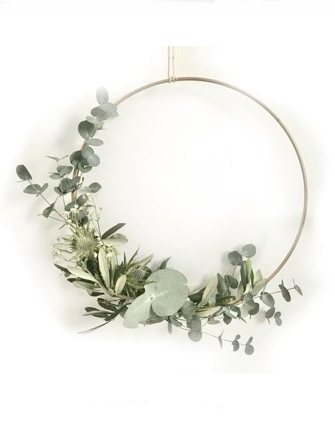 Eucalyptus Hoop Wreath, Homemade Eucalyptus Wreath, Metal Ring Decor, Modern Spring Wreath, Dekoring Diy, Easter Decoration Ideas, Tree Decoration Ideas, Wreath Ring, Ring Wreath