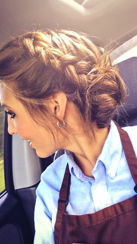 A fun waitress updo! Braided surf bun. Server Hair, Waitress Hairstyles, Beyonce Hair, Nurse Hairstyles, Cute Simple Hairstyles, Peinados Fáciles Para Cabello Corto, Work Hairstyles, Easy Hairstyles For Long Hair, Short Hairstyles For Women