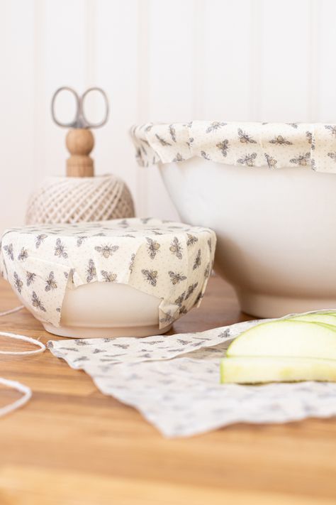 Learn how to make your own eco friendly, reusable DIY beeswax wraps that actually work. They're biodegradable and non toxic. Diy Toiletries, Diy Beeswax Wrap, Natural Dish Soap, Beeswax Wrap, Eco Kitchen, Bee Wax, Plastic Alternatives, Beeswax Wraps, Gift Wrapping Inspiration