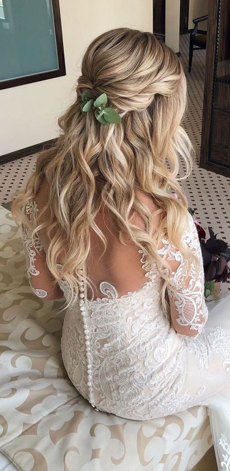 Having a rustic wedding theme? And a bit confused on what hairstyle you should go with your rustic wedding–then look no further. We’ve rounded up... Country Wedding Hairstyles, Bride Hairstyles For Long Hair, Wedding Hair Extensions, Blonde Wedding Hair, Blonde Bride, Half Up Wedding Hair, Wedding Hairstyles For Medium Hair, Wedding Hair Half, Long Hair Wedding Styles