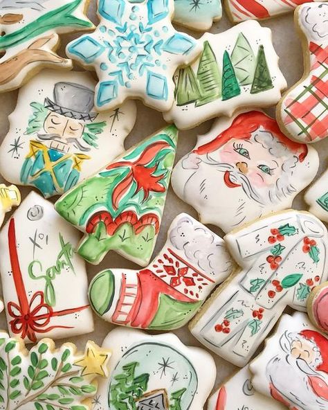 @thegingerbites on Instagram: "DECEMBER IS HERE // #thegingerbites" Colorful Christmas Cookies, Airbrush Cookies Ideas, Watercolor Sugar Cookies, Watercolor Christmas Cookies, Cookie Watercolor, Flooded Cookies, Cookie Painting, Painted Sugar Cookies, Watercolor Cookies