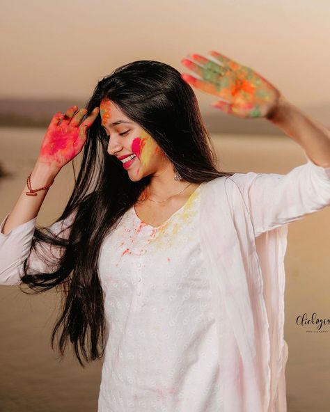 88.6k Likes, 335 Comments - Sanika Bhoite 🧚 (@sanika17_official) on Instagram: “Happy Holi Everyone 🔥 . . @clickographerss : Beautiful Photography as Always 🌸 . . #sanika_17 #holi…” Sanika Bhoite, Holi Girls, Happy Holi Photo, Holi Pictures, Female Portrait Poses, Holi Photo, To All My Friends, Cute Couple Dancing, Drawing People Faces